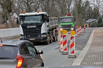 Nach Fahrbahnschäden: Paul-Greifzu-Straße in Hohenstein-Ernstthal wieder sicher befahrbar - Direkt nach der Freigabe für den Verkehr mussten Baken aufgestellt werden. Nun wurden die Schäden behoben.