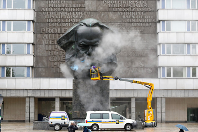 Nach Farb-Attacke: Spezialfirma beginnt mit Reinigung von Karl-Marx-Monument - Gegen 9 Uhr begann Tamas Pados von der Firma Heinrich Schmid die blaue Farbe vom Monument zu entfernen.