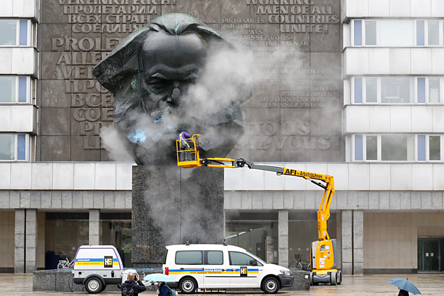 Nach Farb-Attacke: Spezialfirma beginnt mit Reinigung von Karl-Marx-Monument - Gegen 9 Uhr begann Tamas Pados von der Firma Heinrich Schmid die blaue Farbe vom Monument zu entfernen.