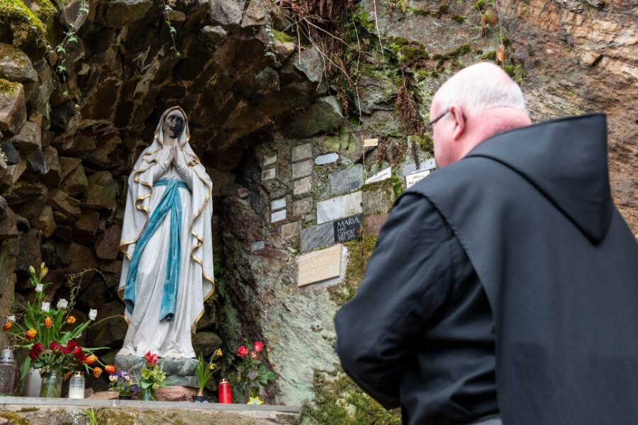 Nach Farbanschlag auf Madonna in Wechselburg: Gesicht wird bald restauriert - Im April wurde das Marienstandbild in der Lourdes-Grotte im Wechselburger Schlosspark mit schwarzer Farbe besprüht. Nicht nur bei den Mönchen des Klosters herrschte Bestürzung.