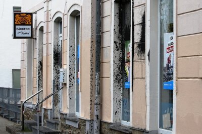 Nach Farbattacke: AfD-Büro in Schwarzenberg bleibt vorerst weiter geschlossen - Die Fassade ist mit Teer beschmiert, die Fenster des AfD-Büros in Schwarzenberg sind mit Wahlplakaten provisorisch abgeklebt. 