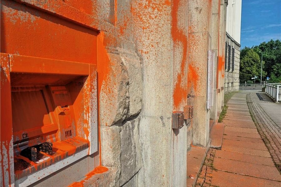 Nach Farbattacke: Kein Kommentar der Deutschen Bank zu der Aktion der Letzten Generation - Der Geldautomat der Bank ist noch nicht wieder in Betrieb. Die Reinigung der Fassade begann am selben Tag.