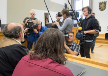 Nach fast 20 Jahren: Lebenslange Haft für Mörder von Johanna - Der Angeklagte mit seinem Anwalt.