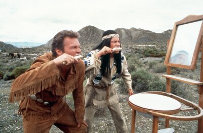 Ranger (Christian Tramitz, links) und Abahachi (Michael "Bully" Herbig) sind in einer Szene des Films "Der Schuh des Manitu" mit ihrer Freiluft-Morgentoilette beschäftigt.