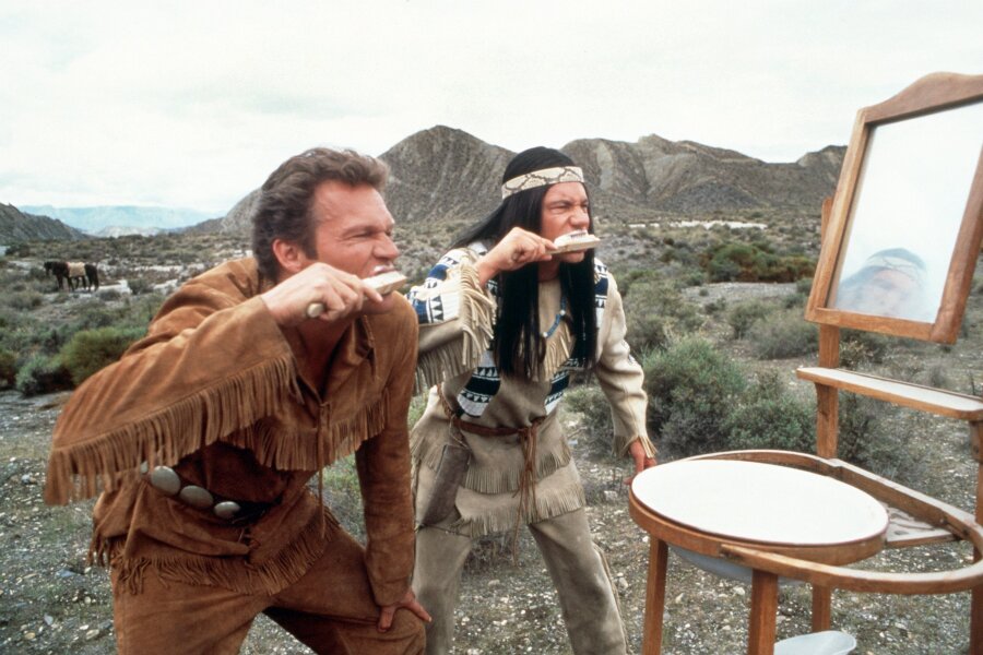 Ranger (Christian Tramitz, links) und Abahachi (Michael "Bully" Herbig) sind in einer Szene des Films "Der Schuh des Manitu" mit ihrer Freiluft-Morgentoilette beschäftigt.