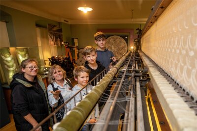 Nach fast 40 Jahren ist Schluss: Das sind die letzten Besucher im Plauener Spitzenmuseum - Mitarbeiterin Ingrid Becker führte Familie Kunde aus München am letzten Öffnungstag durch das Spitzenmuseum - die Jungs waren fasziniert.