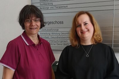 Nach fast zweijähriger Überbrückung: Chemnitz hat wieder einen Amtsarzt - Amtsleiterin Katja Uhlemann (r.) stellt die neue Amtsleiterin Dr. Hildegard Geisler vor.