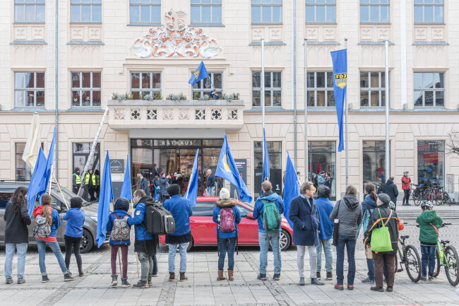 Nach FDJ-Demo in Zwickau: Stadt erstattet Anzeige - FDJ-Flaggen vor dem Rathaus und auf dem Rathausbalkon.