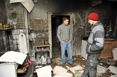 Nach Feuer in Flöha: Falscher Spendensammler unterwegs? - David und Markus Weber (v.l.) in ihrem Brandhaus, der Schaden ist verheerend, das war die Küche.