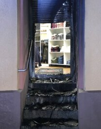 Nach Feuer in Tønsberg-Geschäft: Polizei bittet um weitere Hinweise - Einen Auto-Reifen hatten Unbekannte vor der Tür des Ladens entzündet.