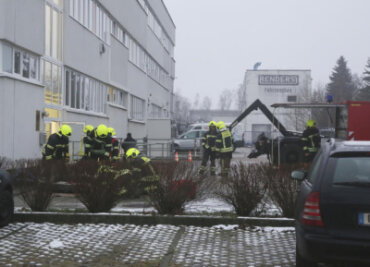 Nach Feuerwehreinsatz in Behörde: Herkunft des verdächtigen Paketes geklärt - Einsatzkräfte der Feuerwehr rückten am Dienstag zu einem ABC-Einsatz in der Bundesanstalt für Arbeitsschutz und Arbeitsmedizin in Chemnitz an.