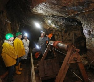 Nach Frühjahrsputz: Bergwerk führt Besucher in 42 Meter Tiefe - Frank Stein (re.) führt als Untertageführer Besucher durch den Lampertusschacht. 