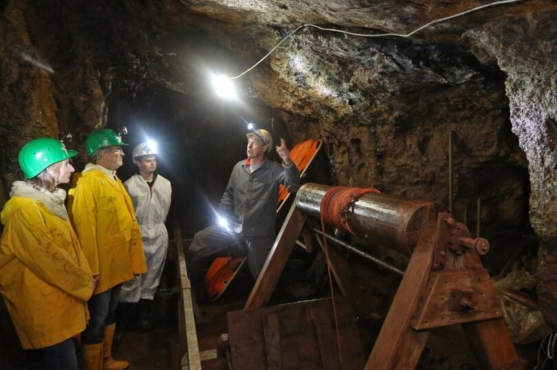 Nach Frühjahrsputz: Bergwerk lockt Besucher in 42 Meter Tiefe - Frank Stein (re.) führt als Untertageführer Besucher durch den Lampertusschacht. 