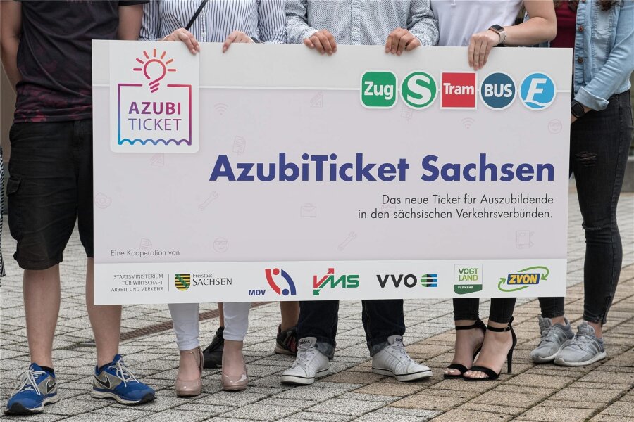 Nach fünf Jahren: Azubiticket wird in Sachsen eingestellt - Ein Bild aus dem Jahr 2019, als das Azubiticket eingeführt wurde: Auszubildende halten anlässlich eines Pressetermins ein Transparent zu dem Ticketangebot.