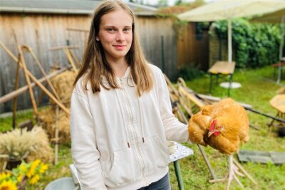 Nach fünf Jahren Pause: Dorf im Erzgebirge kürt eine neue Hoheit - Sara Voigt (19) ist das neue Lindenmädchen. Gekürt wurde die gelernte Landwirtin im Zuge des vierten Lindenauer Dorffests. Sie züchtet unter anderem Sachsenhühner.