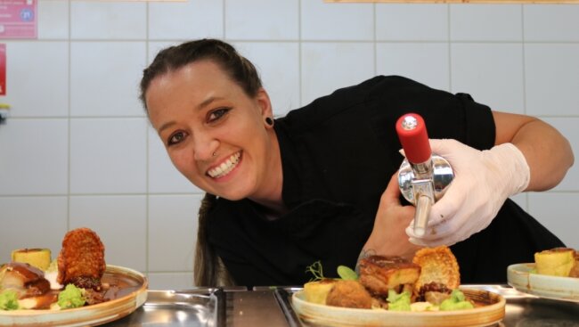 Kathrin Masche-Schulze war am Dienstag die letzte von fünf Bewerbern beziehungsweise Bewerberinnen für den Titel "Goldener Kochlöffel", die vor der Jury kochte und ein besonderes Gericht servierte.
