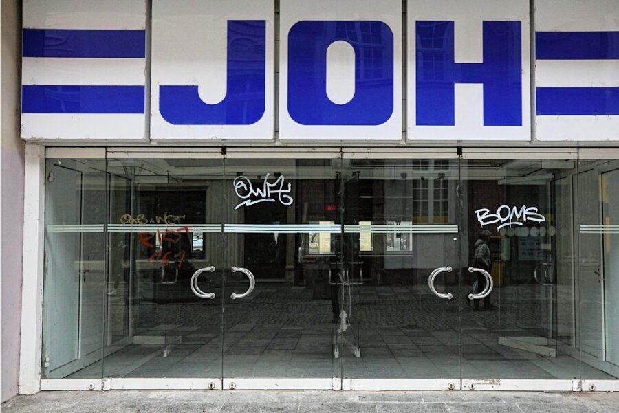 Nach Funkstille zwischen Stadt und Eigentümer ruht der Umbau des Zwickauer Kaufhauses Joh - Seit etwa neun Jahren sind die Türen des Kaufhauses Joh geschlossen. Die Schaufenster sind beschmiert. Wie es mit dem Gebäude weiter geht, ist offen. 