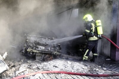 Nach Garagenbrand in Adelsberg - Polizei vermutet Fahrlässigkeit als Ursache - Das Fahrzeug in der Garage brannte komplett aus.