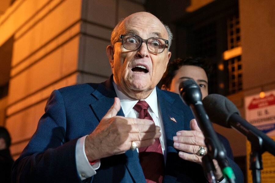 Nach Geburtstagsfeier: Giuliani über Anklage informiert - Rudy Guiliani, Ex-Anwalt von Donald Trump, wurde über seine Anklage im Verfahren um Wahlbetrug informiert.