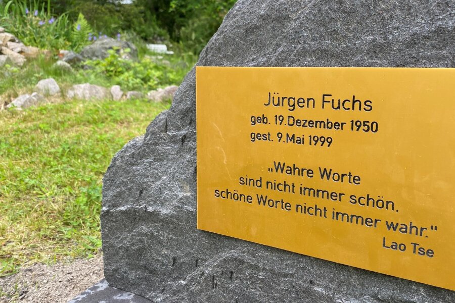 Nach Gedenkstein-Weihe in Reichenbach: Stadträten lag keine Einladung vor - Der im Park des Goethe-Gymnasiums geweihte Gedenkstein für den Schriftsteller und Bürgerrechtler Jürgen Fuchs.
