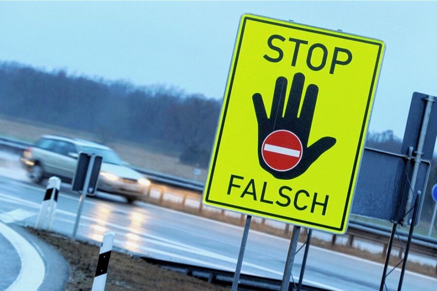 Nach Geisterfahrer-Unfällen in Sachsen und Thüringen: Experten gegen Pflicht-Tests für ältere Fahrer - Mit solchen Schildern wird an Autobahnen in Österreich vor dem Falschauffahren gewarnt.