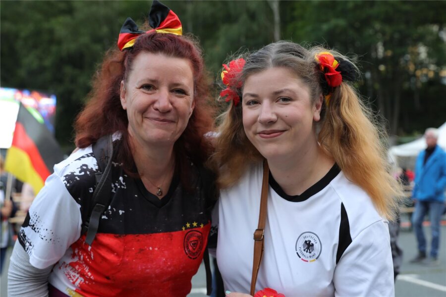 Nach gelungenem Fußball-EM-Auftakt: Was Erzgebirger der Nagelsmann-Elf zutrauen - Cindy und Annelie Demmling aus Aue haben sich aufs Gruppengucken gefreut.