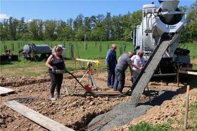 Nach gelungener Crowdfundig-Aktion beginnt der Scheunenbau in Kloschwitz - Diese Woche wurde der Beton fürs Fundament eingelassen. Damit nimmt der Scheunenbau nahe Kloschwitz an Fahrt auf.