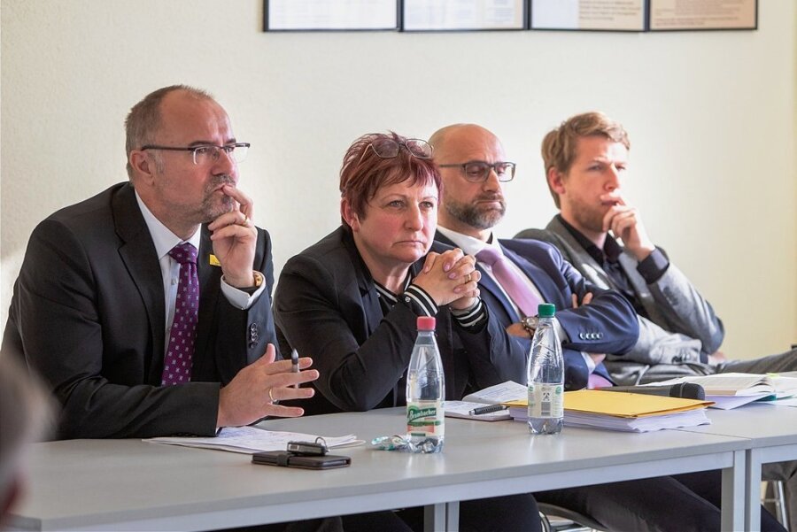 Nachdenkliche Gesichter: OB Steffen Zenner, Baubürgermeisterin Kerstin Wolf, Rechtsanwalt Matthias Hennig, Stadtplaner Markus Löffler (von links).
