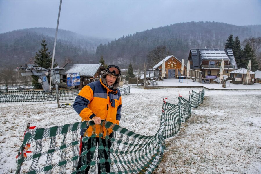 Nach Gerichtsvergleich: Liftbetreiber in Holzhau wartet sehnsüchtig auf Schnee - Alexander Richter, das Foto stammt aus einem zurückliegenden Winter, steht in den Startlöchern für die neue Skisaison. Die Vorbereitungen darauf sind nach seinen Worten abgeschlossen.
