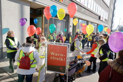 Nach gescheiterten Tarifverhandlungen: Kita-Warnstreik zieht durch Chemnitz - Etwa 50 Teilnehmerinnen und Teilnehmer zählte der Demozug am Dienstagvormittag.