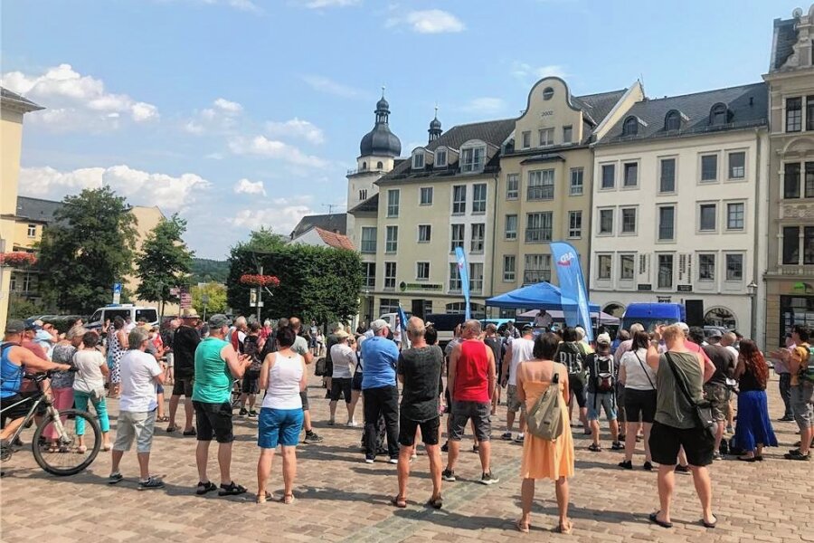 Nach Gewalt auf Plauener Postplatz: AfD Vogtland richtet Kundgebung aus - Der AfD-Kreisverband richtete am Sonntagnachmittag eine Kundgebung auf dem Plauener Altmarkt aus.