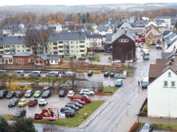Nach Gewaltandrohung in Brand-Erbisdorf: Polizei gibt Entwarnung - Weitere Polizeifahrzeuge in der Nähe der betroffenen Schule.
