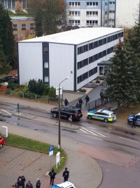 Nach Gewaltandrohung in Brand-Erbisdorf: Polizei gibt Entwarnung - Polizeieinsatz vor der Berufsschule an der Berthelsdorfer Straße.