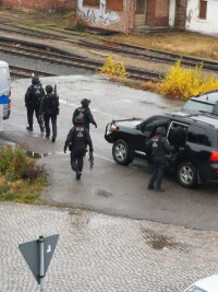 Nach Gewaltandrohung in Brand-Erbisdorf: Polizei gibt Entwarnung - Spezialkräfte sichern das Gelände rund um die betroffene Berufsakademie FBAB.