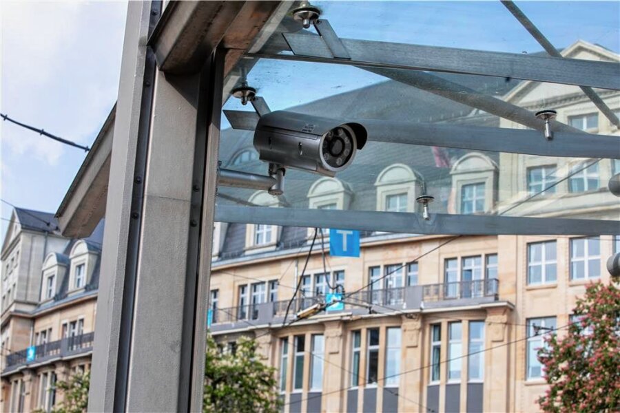 Nach Gewaltszenen in der Plauener Innenstadt: Kommt jetzt die Videoüberwachung am Postplatz? - An den Straßenbahn-Haltestellen am Plauener Postplatz gibt es bereits Kameras. Sie dienen allerdings allein der Verkehrsüberwachung. Kommen nun neue Kameras für eine offizielle Videoüberwachung am Tunnel hinzu?
