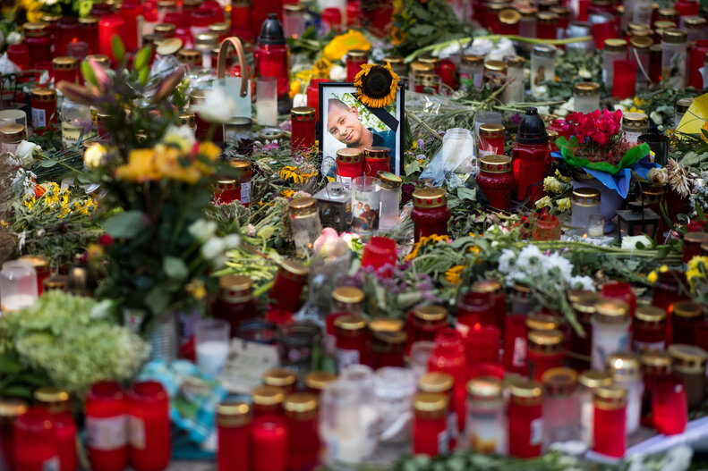 Ein Foto des Opfers steht am Tatort zwischen zahlreichen Blumen und Kerzen. Nach einem Streit war in der Nacht zu Sonntag in der Innenstadt von Chemnitz ein 35-jähriger Mann erstochen worden. Die Tat war Anlass für spontane Demonstrationen, bei denen es auch zu Jagdszenen und Gewaltausbrüchen kam. 
