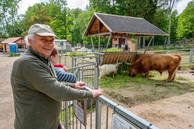Nach Gräser-Fall: Ehemaliger Cheftierarzt über das alltägliche Fressen im Zoo - Klaus Eulenberger war Cheftierarzt des Zoos Leipzig. Im Tierpark seiner Heimatstadt Limbach-Oberfrohna leitet er den Förderverein. Am 14. Juni hält Jörg Gräser in der Parkschänke neben dem Tierpark einen Vortrag. Karten gibt es aber nur noch wenige.