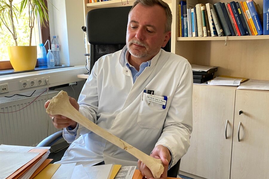 Nach grausigem Fund in Zwickau: Wie Rechtsmediziner ein Skelett untersuchen - Dr. Carsten Babian präsentiert in seinem Büro ein menschliches Schienbein, das in der Leipziger Rechtsmedizin als Anschauungsobjekt dient.