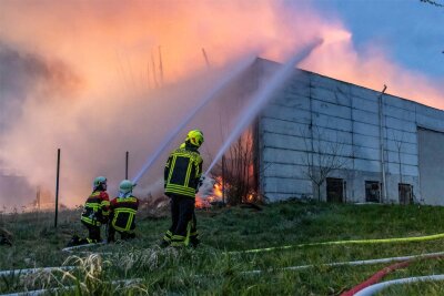 Nach Großbrand im Erzgebirge: Agrarbetriebs-Chefin beziffert Schaden auf mehr als 800.000 Euro - Über 100 Einsatzkräfte mussten zu dem Scheunenbrand in Oelsnitz anrücken.