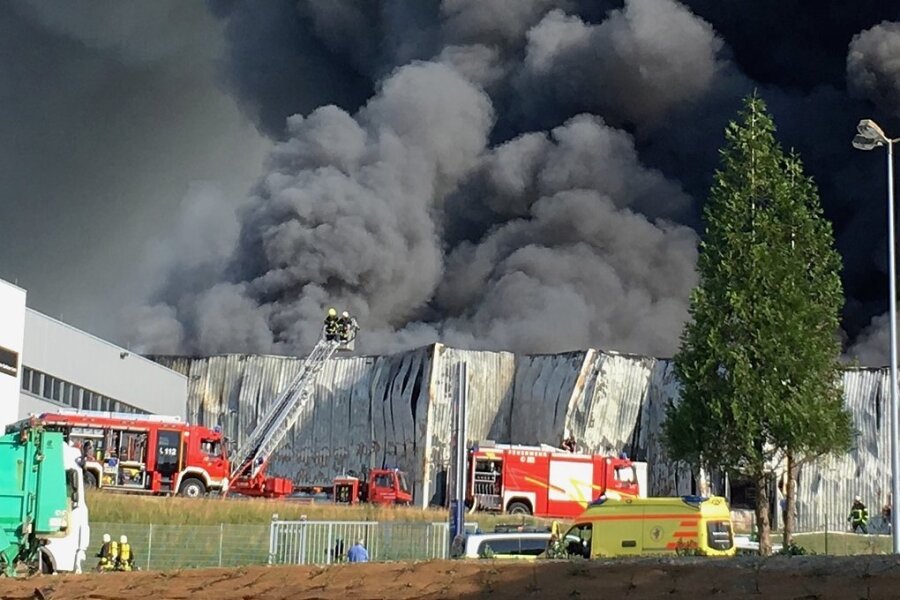 Nach Großbrand im Vogtland: Zahl der verletzten Feuerwehrleute steigt auf 28 - Die Feuerwehr war pausenlos im Einsatz, um das Feuer zu löschen. Gebrannt hatte die obere der beiden GTO-Hallen. 