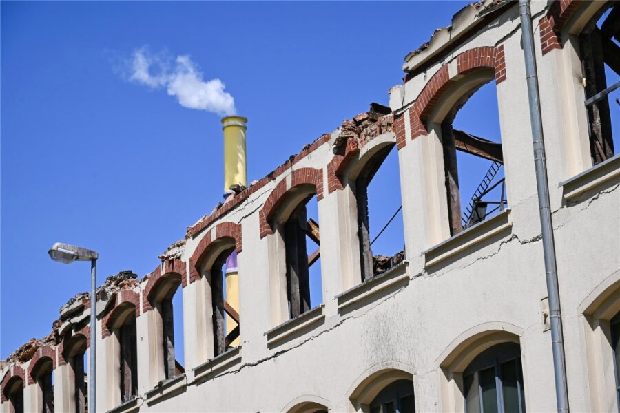Nach Großbrand in Chemnitz: Gießerei beauftragt Abriss - Das historische Gießereigebäude an der Schönherrstraße ist am 6. Juni bei einem Großbrand zerstört worden.
