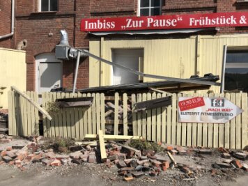 Nach Großbrand in Ex-Brauerei: Gelände gesperrt, Zugänge versiegelt - Das Gelände der ehemaligen Wetzstein-Brauerei ist abgesperrt.
