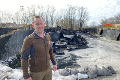Lukas Bohnwagner zwei Tage nach dem Brand auf dem Gelände der Agrargenossenschaft Mittweida. Der Vorstandsvorsitzende rechnete damals mit Kosten von bis zu 15.000 Euro.