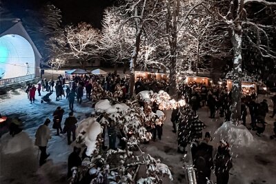 Nach großem Erfolg mit Nikolausfest: Erlbacher wollen Park stärker nutzen - In ein Winterwunderland hat sich der Erlbacher Park beim sehr gut besuchten Nikolausfest verwandelt.