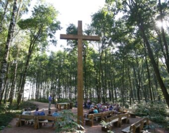 Nach halbem Jahrtausend: Niederdorf baut eigenen Friedhof - Sich im Wald unter einem Baum bestatten zu lassen, wird offenkundig immer populärer. Oft steht in solchen Anlagen mitten auf einem Andachtsplatz ein großes Kreuz. 