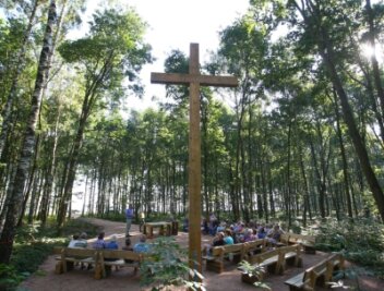 Nach halbem Jahrtausend: Niederdorf baut eigenen Friedhof - Sich im Wald unter einem Baum bestatten zu lassen, wird offenkundig immer populärer. Oft steht in solchen Anlagen mitten auf einem Andachtsplatz ein großes Kreuz. 