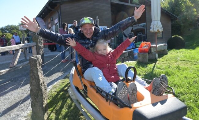 Mit Volldampf soll es in die Sommersaison gehen: Beliebt ist die Allwetterbobbahn, die hier Björn Schlag und Tochter Ruby fuhren. 