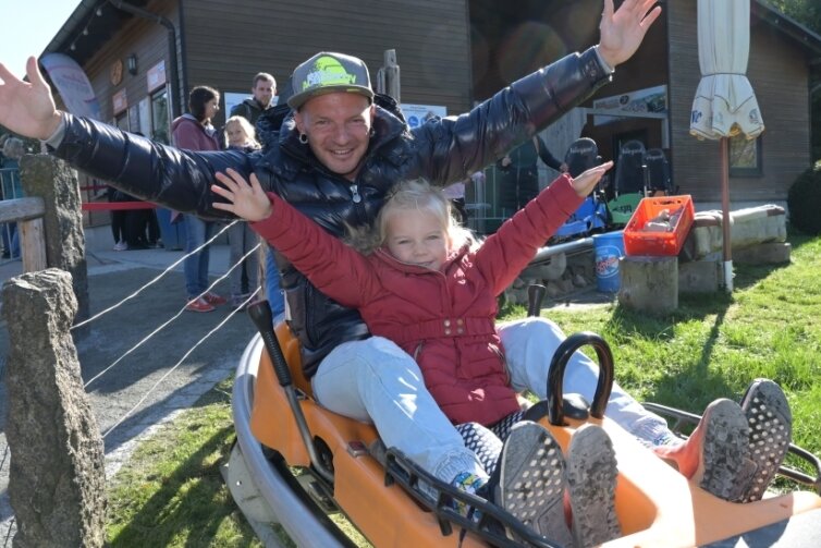 Nach halbem Winter mit Volldampf in den Sommer - Mit Volldampf soll es in die Sommersaison gehen: Beliebt ist die Allwetterbobbahn, die hier Björn Schlag und Tochter Ruby fuhren. 
