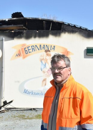 Immer noch geschockt: Vereinsvorsitzender Jens Berndt vor der zerstörten Ringerhalle.