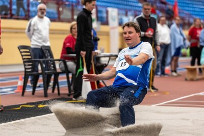 Nach Hallenmeeting in Chemnitz: Deshalb sind die Special Olympics so besonders - Bei dem 2. Special-Olympics-Hallenmeeting des Teams Sachsen ging es auf faire Weise teils so zur Sache, dass es den Sand aufwirbelte. Hier in Aktion: Rico Heilmann.